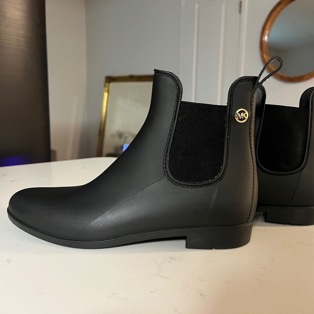 MICHAEL KORS SHORT RUBBER RAIN BOOTS / SIZE 10